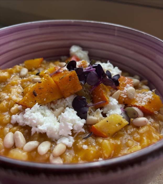 Cremiges Kürbis-Risotto mit Feta, Pinienkernen und Kresse