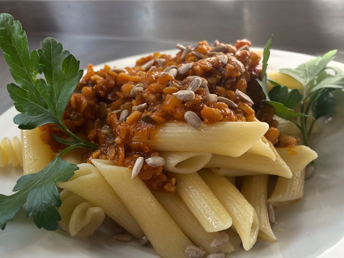 Penne mit vegetarischer Linsen-Bolognese und Sonnenblumenkernen